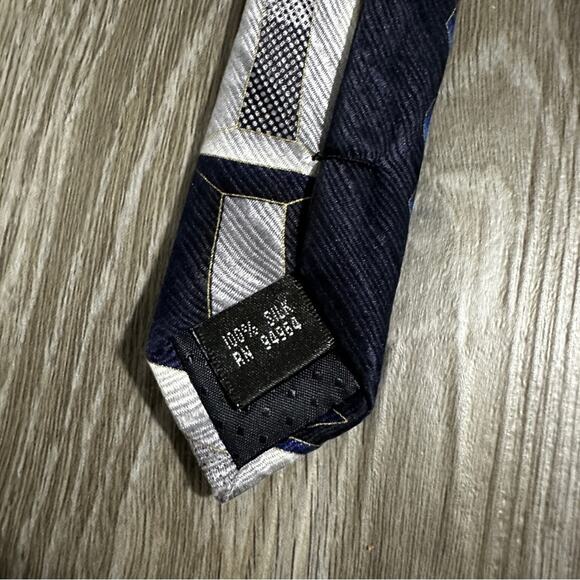 Giorgio Bissoni 100% Silk Gray, Blue & White Printed Tie - Picture 5 of 5